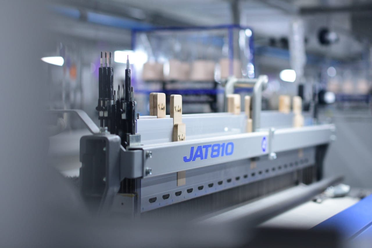 JAT810 loom close-up